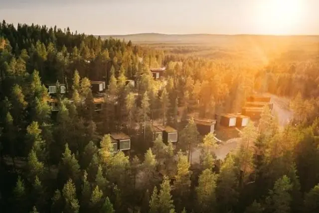 Arctic TreeHouse Hotel - מלון בוטיק יוקרתי לישון במבני עץ ברובניימי credit to booking.com