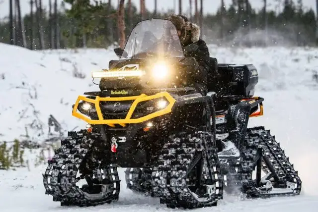 טיול בטרקטורון זחלי על השלג כולל ארוחת צהריים באיגלו credit to getyourguide.com