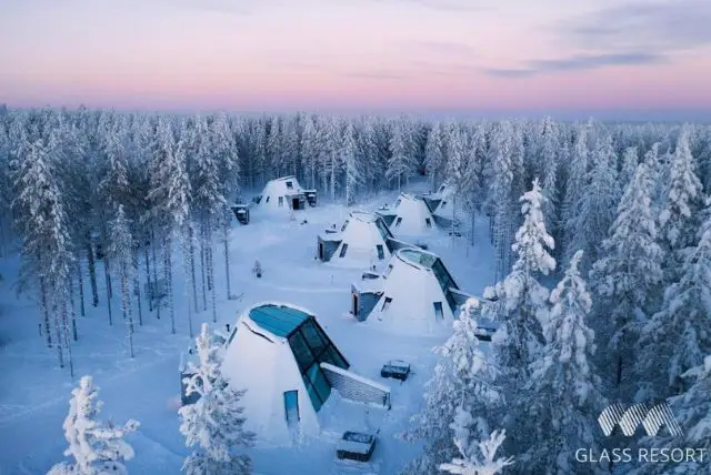 מלון הזכוכית של עולם איש השלג ברובניימי, בתוך כפר סנטה קלאוס - Glass Resort credit to booking.com
