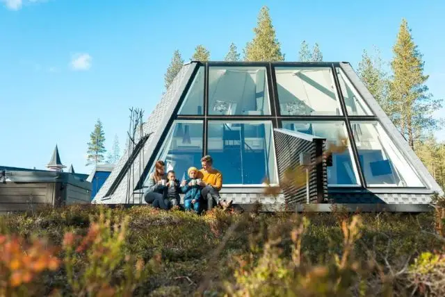 מלון הזכוכית של עולם איש השלג ברובניימי, בתוך כפר סנטה קלאוס - Glass Resort credit to booking.com