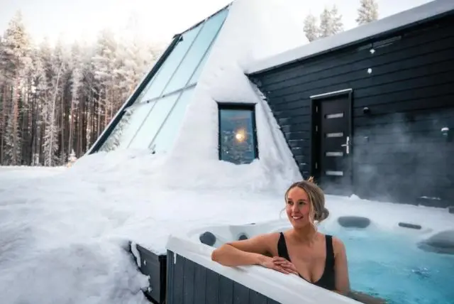 מלון הזכוכית של עולם איש השלג ברובניימי, בתוך כפר סנטה קלאוס - Glass Resort credit to booking.com