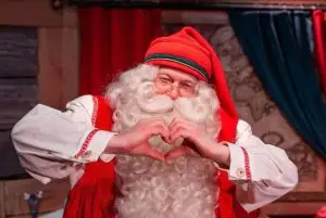 למה הכפר של סנטה קלאוס (Santa Claus Village) הוקם דווקא ברובניימי בלפלנד? credit to getyourguide.com