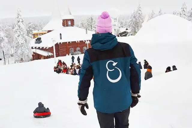 למה הכפר של סנטה קלאוס (Santa Claus Village) הוקם דווקא ברובניימי בלפלנד? credit to getyourguide.com