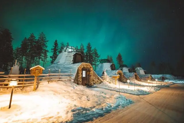 Apukka Resort - לישון בבקתה מסורתית עם נוף לשמיים ואורות הצפון ברובניימי לפלנד credit to booking.com