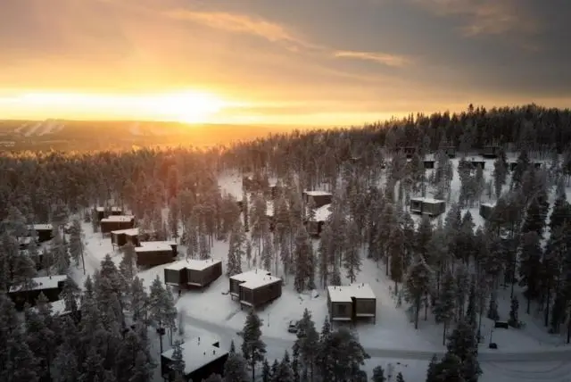 Arctic TreeHouse Hotel - מלון בוטיק יוקרתי לישון במבני עץ ברובניימי credit to booking.com