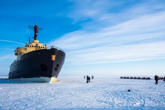 שייט על אוניית הקרח סמפו עם ציפה על הקרח credit to getyourguide.com