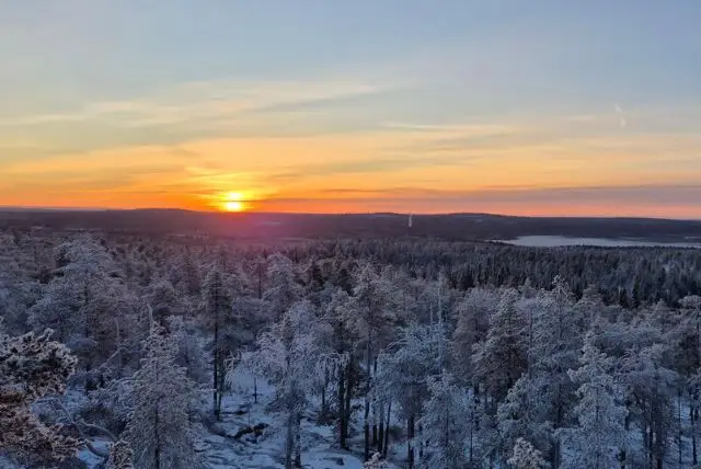 החוג הארקטי (Arctic Circle) מה חשוב לדעת ואיך זה משפיע על לפלנד credit to getyourguide.com
