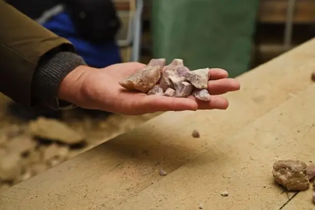 טיול למכרה אמטיסט, חפירת אבני חן וטיול ברכבת שלג credit to getyourguide.com