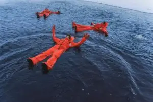 חוויה לצוף במי קרח בלפלנד credit to getyourguide.com