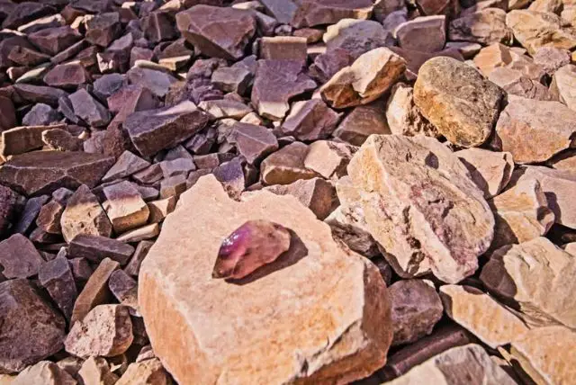 טיול למכרה אמטיסט, חפירת אבני חן וטיול ברכבת שלג credit to getyourguide.com