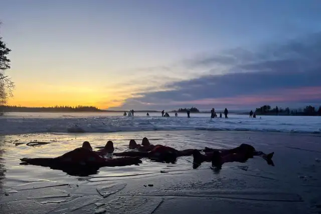 חוויה לצוף במי קרח בלפלנד credit to getyourguide.com