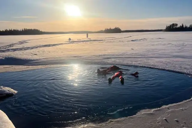 חוויה לצוף במי קרח בלפלנד credit to getyourguide.com