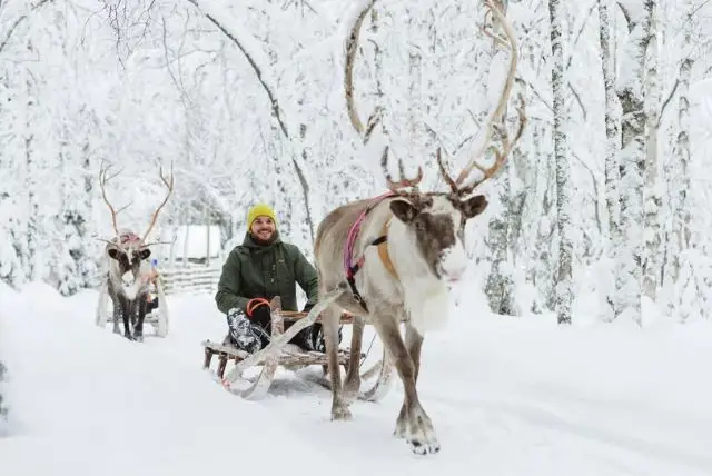 עולם איש השלג בכפר של סנטה קלאוס בלפלנד credit to getyourguide.com