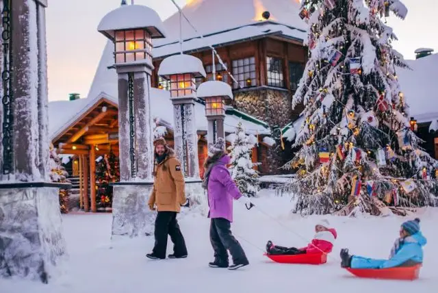 עולם איש השלג בכפר של סנטה קלאוס בלפלנד credit to getyourguide.com