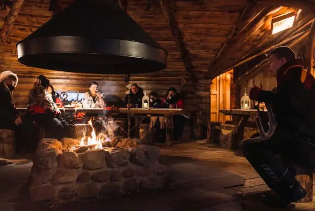 סיור בחוות איילים מקומית ברובניימי credit to getyourguide.com