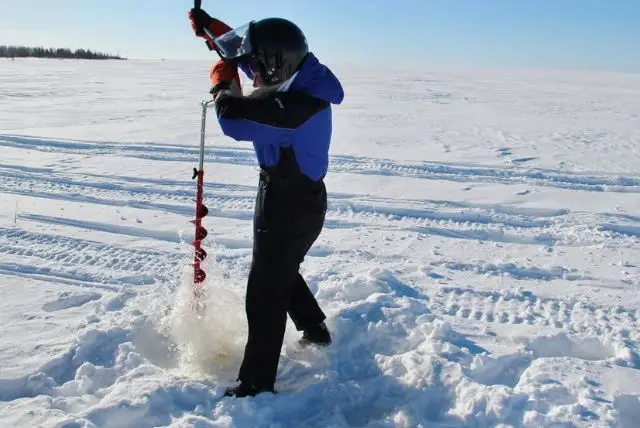 טיול דיג בספארי אופנועי שלג באיזור קמי - לדוג דג באמצע הקרח credit to getyourguide.com