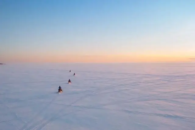 טיול דיג בספארי אופנועי שלג באיזור קמי - לדוג דג באמצע הקרח credit to getyourguide.com
