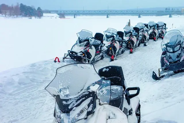 טיול דיג בספארי אופנועי שלג באיזור קמי - לדוג דג באמצע הקרח