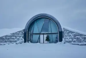 יולאסיארבי (Jukkasjärvi), שוודיה - כפר קטן ליד קירונה שמפורסם בזכות מלון הקרח (Icehotel) credit to getyourguide.com