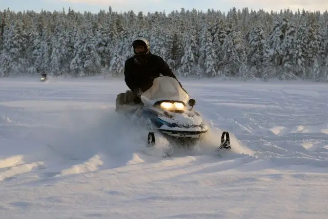 טיול ספארי אופנועי שלג לפלנד