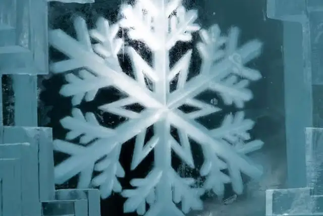 מלון הקרח (Icehotel) בלפלנד השוודית credit to getyourguide.com