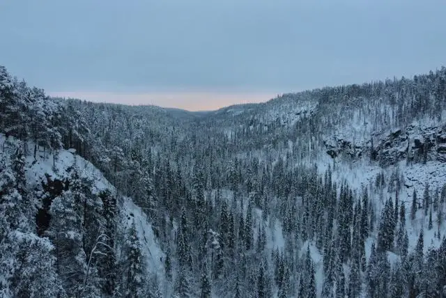 מפלי קורוומה הקפואים בלפלנד (Frozen Waterfalls of Korouoma Canyon) credit to getyourguide.com