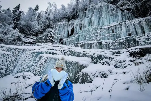 מפלי קורוומה הקפואים בלפלנד (Frozen Waterfalls of Korouoma Canyon) credit to getyourguide.com