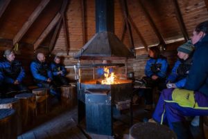 טיול אופנועי שלג לחיפוש זוהר הקוטב הצפוני כולל הקמת מחנה ומדורה (יציאה מרובניימי) credit to getyourguide.com