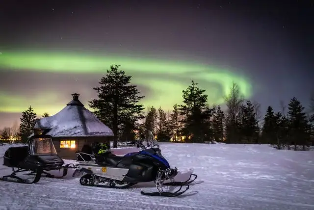 טיול אופנועי שלג לחיפוש זוהר הקוטב הצפוני כולל הקמת מחנה ומדורה (יציאה מרובניימי) credit to getyourguide.com