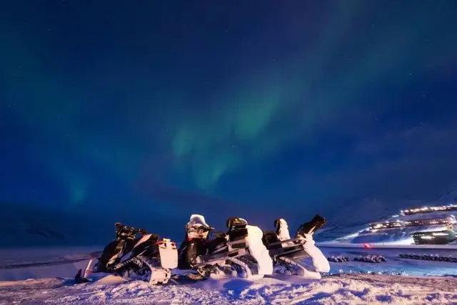 טיול אופנועי שלג לחיפוש זוהר הקוטב הצפוני כולל הקמת מחנה ומדורה (יציאה מרובניימי) credit to getyourguide.com