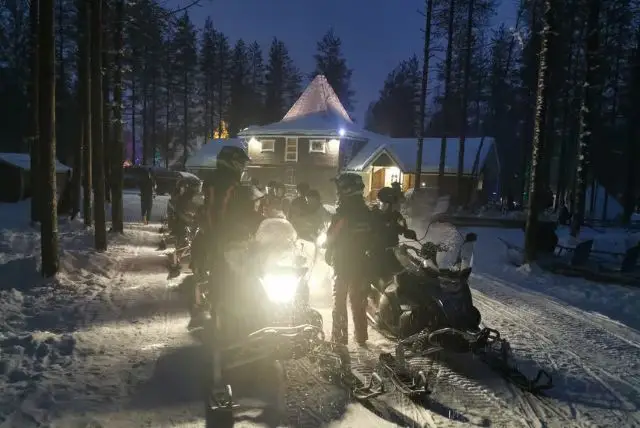 טיול אופנועי שלג לחיפוש זוהר הקוטב הצפוני כולל הקמת מחנה ומדורה (יציאה מרובניימי) credit to getyourguide.com