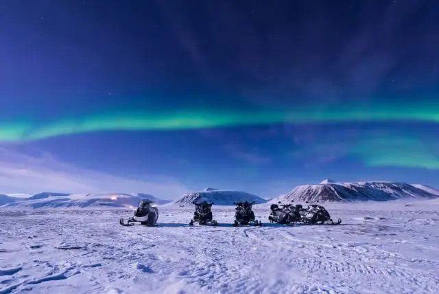 טיול אופנועי שלג לחיפוש זוהר הקוטב הצפוני כולל הקמת מחנה ומדורה (יציאה מרובניימי) credit to getyourguide.com