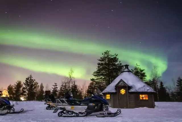 טיול אופנועי שלג לחיפוש זוהר הקוטב הצפוני כולל הקמת מחנה ומדורה (יציאה מרובניימי) credit to getyourguide.com