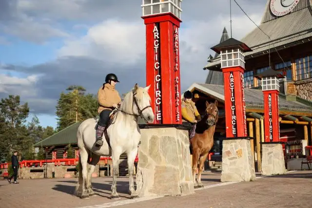 טיול רכיבה על סוסים בלפלנד credit to getyourguide.com