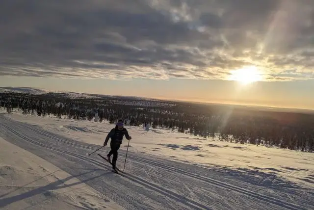 שיעור קרוס קאנטרי סקי עם מדריך בלפלנד credit to getyourguide.com