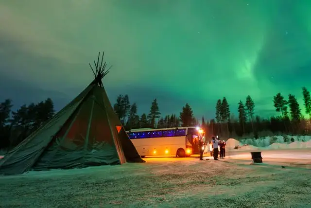 אוטובוס מרובניימי לפלנד לאורות הזוהר הצפוני credit to getyourguide.com
