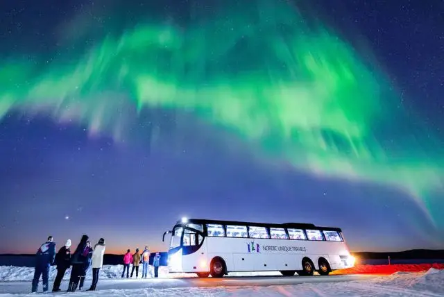 אוטובוס מרובניימי לפלנד לאורות הזוהר הצפוני credit to getyourguide.com