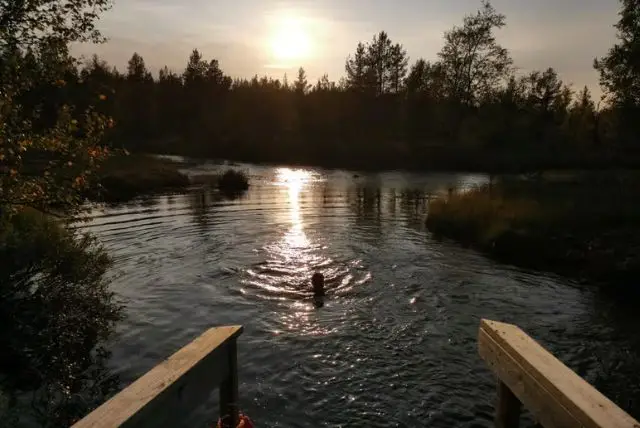 חווית סאונה בנהר במווטקה באיזור סאריסלקה (Saariselkä) צפון לפלנד credit to getyourguide.com