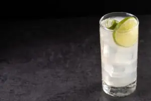 לונקרו (Lonkero) משקה אלכוהולי פיני מפורסם - שילוב של ג’ין וסודה בטעם אשכולית