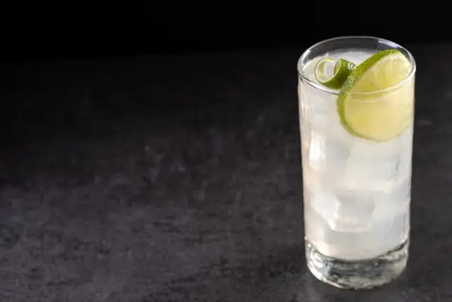 לונקרו (Lonkero) משקה אלכוהולי פיני מפורסם - שילוב של ג’ין וסודה בטעם אשכולית