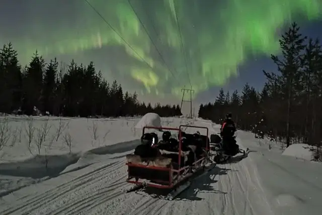 ספארי שלג באופנועי שלג באיזור לוי credit to getyourguide.com