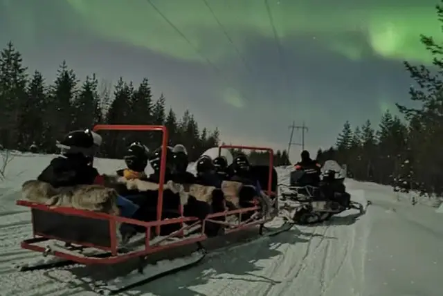 ספארי שלג באופנועי שלג באיזור לוי credit to getyourguide.com