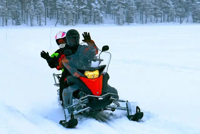 ספארי שלג באופנועי שלג באיזור לוי