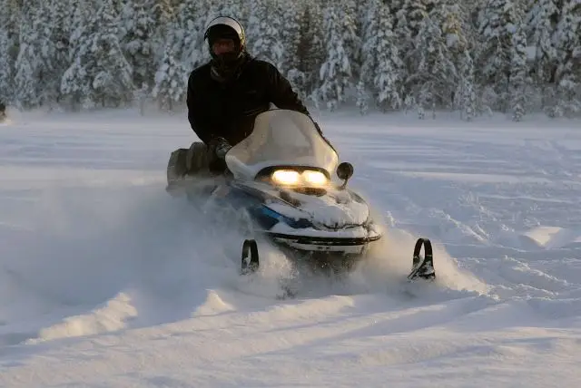 ספארי שלג באופנועי שלג באיזור לוי