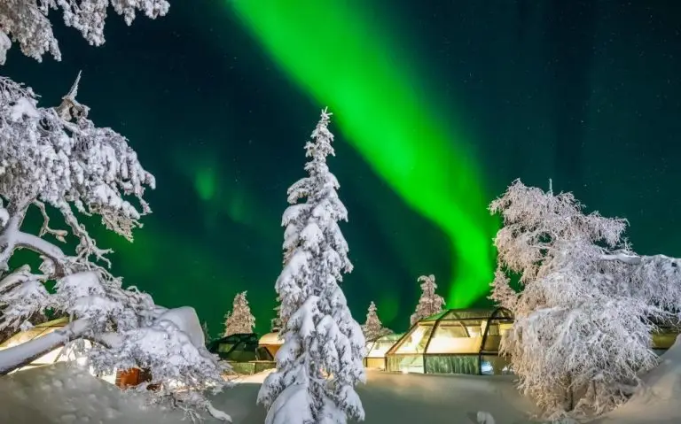 צימרים ובקתות בסגנון איגלו זכוכית בלפלנד
