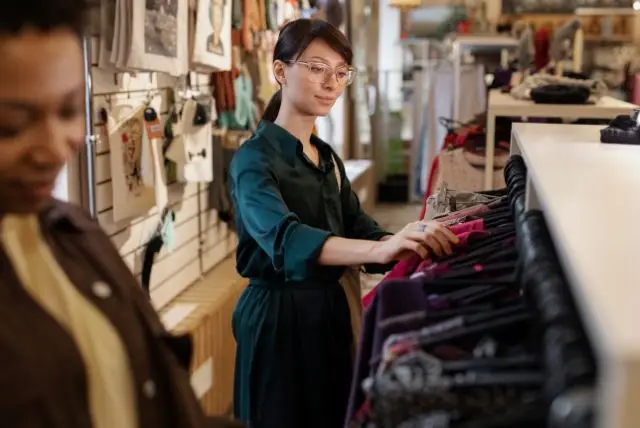 חנויות וירידי יד-שנייה שנקראים Kirpputori (שווקי פשפשים פיניים)