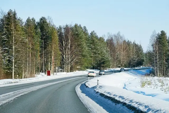 השכרת רכב בלפלנד - מה חשוב לדעת לגבי נהיגה בשלג בלפלנד, כבישים, מהירות, חוקים, כללים ועוד